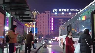 郴州五岭广场公交站台下班回家女生实拍视频视频的预览图